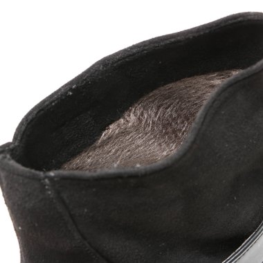 Beyaz bir arka plan üzerinde ayakkabı parçaları. Oyma öğeleri-dantel, tek, bağlantı elemanları, kürk ile detaylı Ayakkabı.