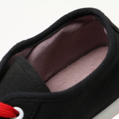 Beyaz bir arka plan üzerinde ayakkabı parçaları. Oyma öğeleri-dantel, tek, bağlantı elemanları, kürk ile detaylı Ayakkabı.