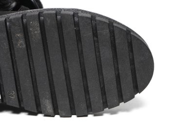 Beyaz bir arka plan üzerinde ayakkabı parçaları. Oyma öğeleri-dantel, tek, bağlantı elemanları, kürk ile detaylı Ayakkabı.