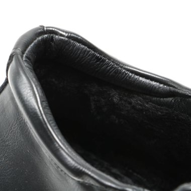 Beyaz bir arka plan üzerinde ayakkabı parçaları. Oyma öğeleri-dantel, tek, bağlantı elemanları, kürk ile detaylı Ayakkabı.