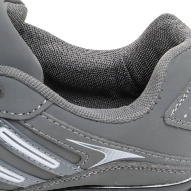 Beyaz bir arka plan üzerinde ayakkabı parçaları. Oyma öğeleri-dantel, tek, bağlantı elemanları, kürk ile detaylı Ayakkabı.