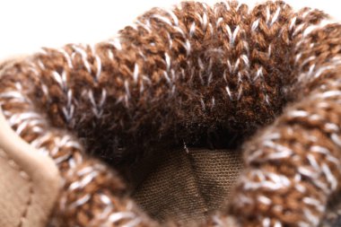 Beyaz bir arka plan üzerinde ayakkabı parçaları. Oyma öğeleri-dantel, tek, bağlantı elemanları, kürk ile detaylı Ayakkabı.