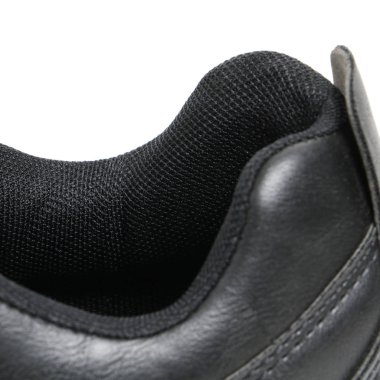 Beyaz bir arka plan üzerinde ayakkabı parçaları. Oyma öğeleri-dantel, tek, bağlantı elemanları, kürk ile detaylı Ayakkabı.