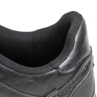 Beyaz bir arka plan üzerinde ayakkabı parçaları. Oyma öğeleri-dantel, tek, bağlantı elemanları, kürk ile detaylı Ayakkabı.