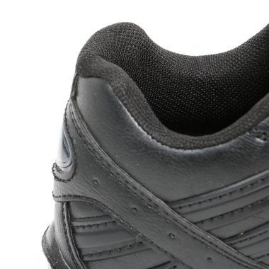 Beyaz bir arka plan üzerinde ayakkabı parçaları. Oyma öğeleri-dantel, tek, bağlantı elemanları, kürk ile detaylı Ayakkabı.