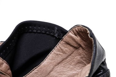 Beyaz bir arka plan üzerinde ayakkabı parçaları. Oyma öğeleri-dantel, tek, bağlantı elemanları, kürk ile detaylı Ayakkabı.