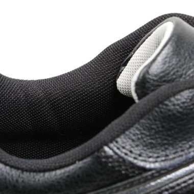 Beyaz bir arka plan üzerinde ayakkabı parçaları. Oyma öğeleri-dantel, tek, bağlantı elemanları, kürk ile detaylı Ayakkabı.