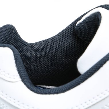 Beyaz bir arka plan üzerinde ayakkabı parçaları. Oyma öğeleri-dantel, tek, bağlantı elemanları, kürk ile detaylı Ayakkabı.