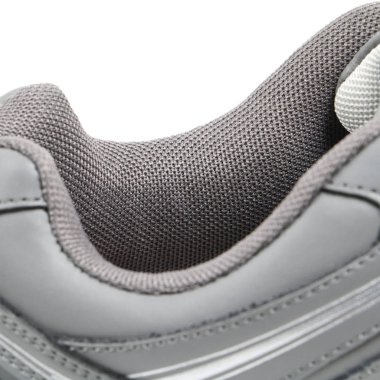 Beyaz bir arka plan üzerinde ayakkabı parçaları. Oyma öğeleri-dantel, tek, bağlantı elemanları, kürk ile detaylı Ayakkabı.