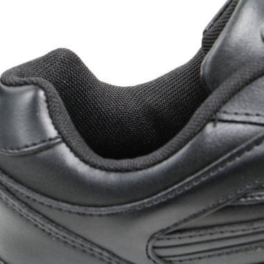 Beyaz bir arka plan üzerinde ayakkabı parçaları. Oyma öğeleri-dantel, tek, bağlantı elemanları, kürk ile detaylı Ayakkabı.