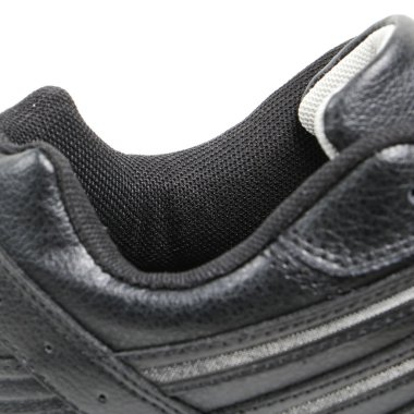 Beyaz bir arka plan üzerinde ayakkabı parçaları. Oyma öğeleri-dantel, tek, bağlantı elemanları, kürk ile detaylı Ayakkabı.