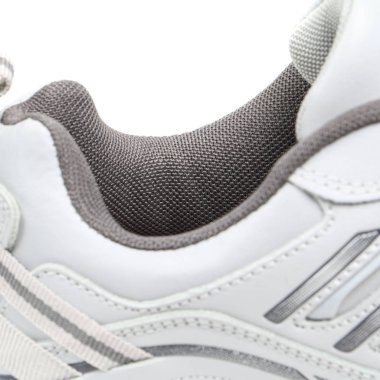 Beyaz bir arka plan üzerinde ayakkabı parçaları. Oyma öğeleri-dantel, tek, bağlantı elemanları, kürk ile detaylı Ayakkabı.