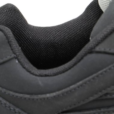 Beyaz bir arka plan üzerinde ayakkabı parçaları. Oyma öğeleri-dantel, tek, bağlantı elemanları, kürk ile detaylı Ayakkabı.