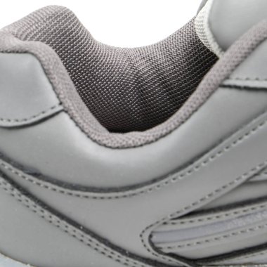 Beyaz bir arka plan üzerinde ayakkabı parçaları. Oyma öğeleri-dantel, tek, bağlantı elemanları, kürk ile detaylı Ayakkabı.