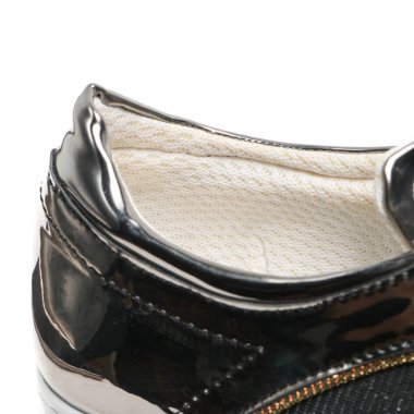 Beyaz bir arka plan üzerinde ayakkabı parçaları. Oyma öğeleri-dantel, tek, bağlantı elemanları, kürk ile detaylı Ayakkabı.