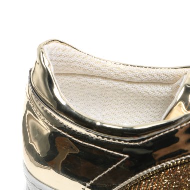 Beyaz bir arka plan üzerinde ayakkabı parçaları. Oyma öğeleri-dantel, tek, bağlantı elemanları, kürk ile detaylı Ayakkabı.