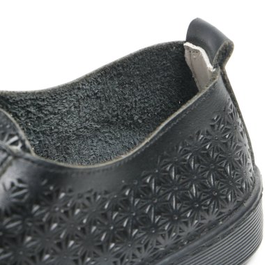 Beyaz bir arka plan üzerinde ayakkabı parçaları. Oyma öğeleri-dantel, tek, bağlantı elemanları, kürk ile detaylı Ayakkabı.