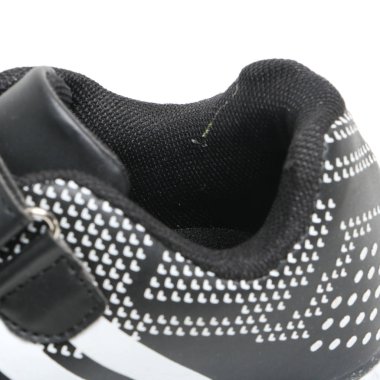 Beyaz bir arka plan üzerinde ayakkabı parçaları. Oyma öğeleri-dantel, tek, bağlantı elemanları, kürk ile detaylı Ayakkabı.