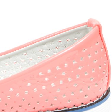 Beyaz bir arka plan üzerinde ayakkabı parçaları. Oyma öğeleri-dantel, tek, bağlantı elemanları, kürk ile detaylı Ayakkabı.