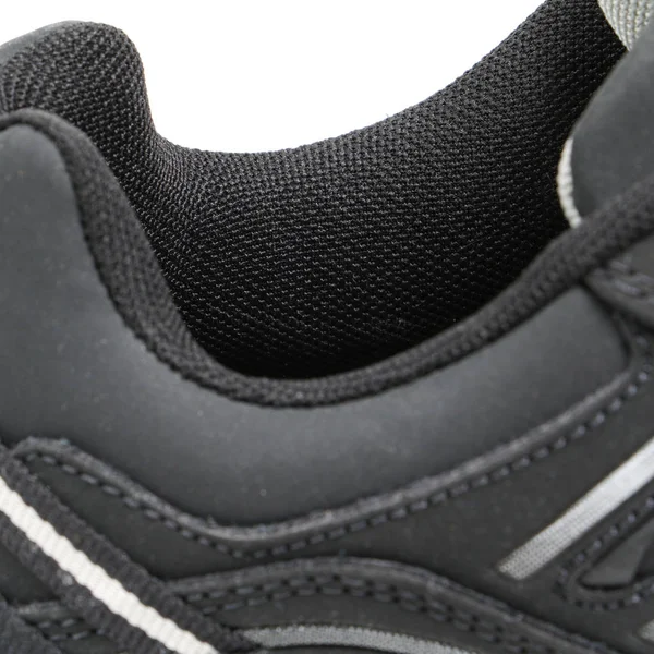 Beyaz bir arka plan üzerinde ayakkabı parçaları. Oyma öğeleri-dantel, tek, bağlantı elemanları, kürk ile detaylı Ayakkabı.