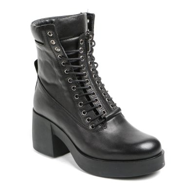 Kadın demi-sezon beyaz arka plan üzerinde izole deri ayakkabılar. E-ticaret ve Katalog için ürün stüdyoda çekim güzel fotoğraf pic.