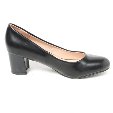 Kadın demi-sezon beyaz arka plan üzerinde izole deri ayakkabılar. E-ticaret ve Katalog için ürün stüdyoda çekim güzel fotoğraf pic.