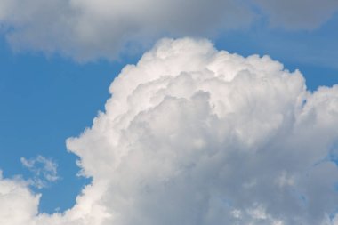 Mavi gökyüzünde beyaz hava bulutları