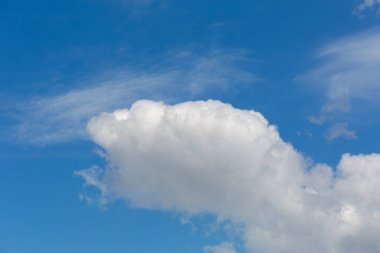 Mavi gökyüzünde beyaz hava bulutları