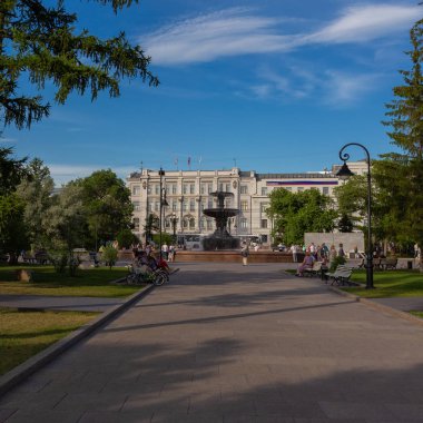 Omsk, Rusya - 11 Temmuz 2019: Omsk şehrinde Lenina Caddesi