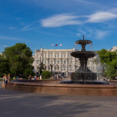 Omsk, Rusya - 11 Temmuz 2019: Omsk şehrinde Lenina Caddesi