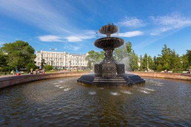 Omsk, Rusya - 11 Temmuz 2019: Omsk şehrinde Lenina Caddesi