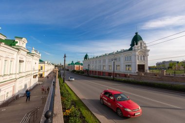 Omsk, Rusya - 11 Temmuz 2019: Omsk şehrinde Lenina Caddesi