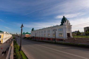 Omsk, Rusya - 11 Temmuz 2019: Omsk şehrinde Lenina Caddesi