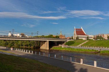 Omsk, Rusya - 11 Temmuz 2019: Omsk şehrinde Lenina Caddesi