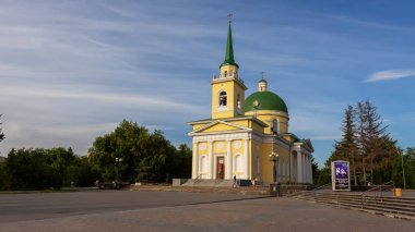 Omsk, Rusya - 11 Temmuz 2019: Omsk şehrinde Lenina Caddesi
