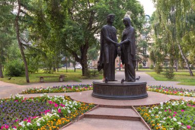 Omsk, Rusya - 24 Temmuz 2019: Omsk şehir merkezi anıtve heykelleri.