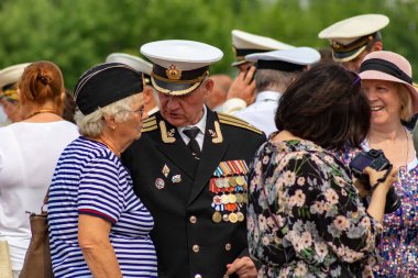 Düşen yaprakları illumining güneş ışığı ile Sonbahar orman manzara