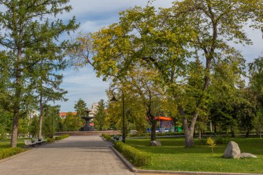 Omsk, Rusya - 12 Eylül 2019: Dzerzhinsky Meydanı