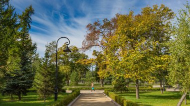 Omsk, Rusya - 12 Eylül 2019: Dzerzhinsky Meydanı