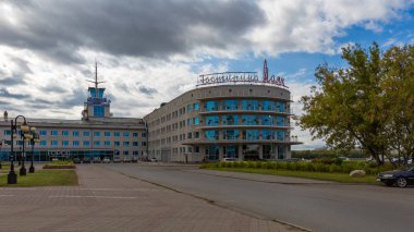 Omsk, Rusya - 12 Eylül 2019: Dzerzhinsky Meydanı