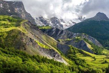 Yaz aylarında La Grave yakınındaki fransız alps