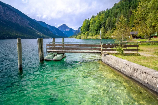 Lake Plansee. Avusturya. İskelede bir dağ gölü