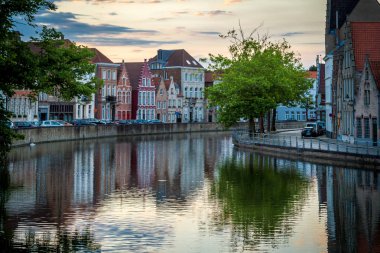 Bruges kanallar Brugge Belçika gökyüzü yansıma