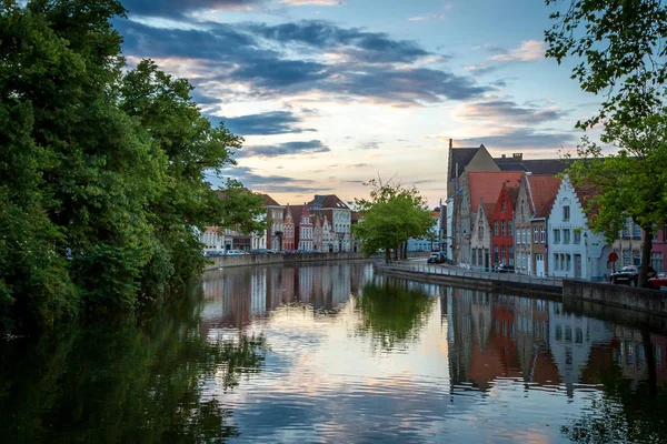 Bruges kanallar Brugge Belçika gökyüzü yansıma