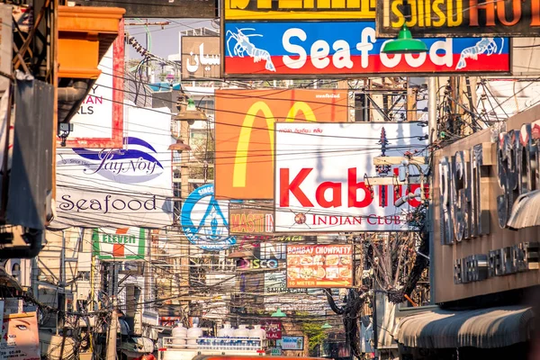 Señales de tráfico y anuncios en Pattaya — Foto de Stock