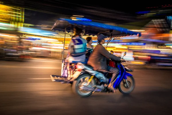 Tuk-tuk en el tráfico en la calle nocturna pattaya — Foto de Stock
