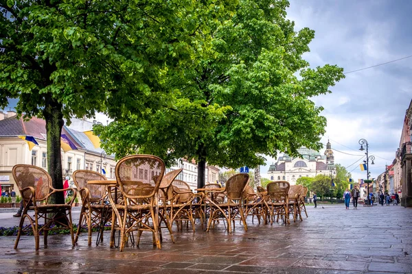 Kosice 'deki kafe yakınındaki yağmurdan sonra ıslak sandalyeler