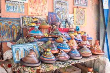 Plakalar, tajinler ve tencere. Piyasada Fas tencere