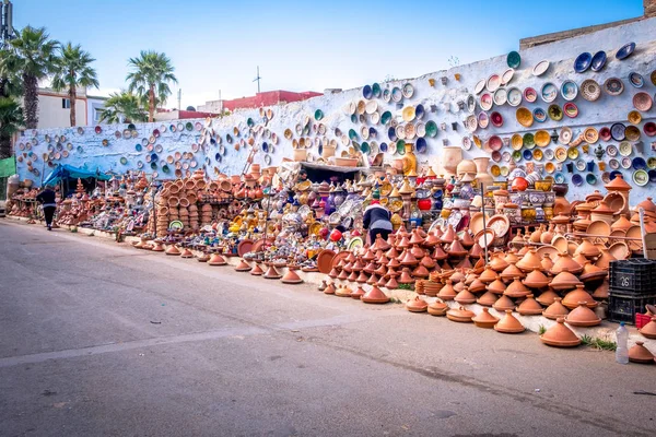 皿、タジン、ポット。市場でモロッコの調理器具 — ストック写真