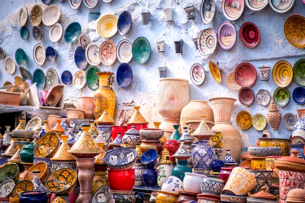 Assiettes, tajines et pots. Ustensiles de cuisine marocains sur le marché — Photo